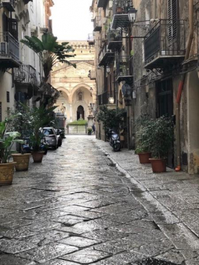 Casa di fronte la Cattedrale, Palermo